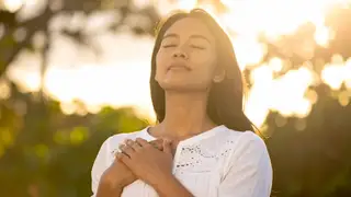 Imagen de archivo de una mujer en una situación de bienestar emocional Imagen de archivo de una mujer en una situación de bienestar emocional