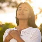 Imagen de archivo de una mujer en una situaci&oacute;n de bienestar emocional
