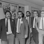 Las primeras elecciones regionales en Castilla y Le&oacute;n en 1983. En la imagen Alfonso Guerra (D) asiste a un acto electoral en Valladolid, acompa&ntilde;ado de Gregorio Peces Barba,(2D) Tom&aacute;s Rodr&iacute;guez Bola&ntilde;os(2I), Constantino Nalda( al fondo), Demetrio Madrid (I)