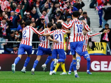 MADRID, 14/03/2026.- El defensa del Atl&eacute;tico de Madrid Nahuel Molina (2i) celebra tras anotar el primer gol del equipo durante el partido de la jornada 28 de LaLiga EA Sports que el Atl&eacute;tico de Madrid y Getafe CF disputan este s&aacute;bado, en el estadio Riyadh Air Metropolitano, en Madrid. EFE/ J.J.Guillen 