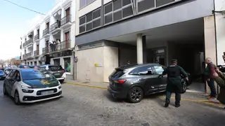 Los hermanos detenidos por la desaparición de Francisca Cadenas pasan a disposición judicial Coche con los detenidos por la desaparición de Francisca Cadenas, a su llegada al Tribunal de primera instancia de Villafranca de los Barros, a 14 de marzo de 2026, en Villafranca de los Barros, Badajoz, Extremadura (España). Los dos hermanos detenidos el pasado 11 de marzo, en la localidad pacense de Hornachos presuntamente relacionados con la desaparición de Francisca Cadenas -y posterior aparición de sus restos óseos- pasarán a disposición judicial este sábado, 14 de marzo.14 MARZO 2026...