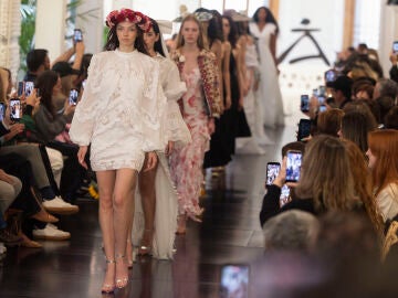 MADRID, 14/03/2026.- Adlib Ibiza participa por tercera vez en la semana de la moda madrile&ntilde;a y ha presentado este s&aacute;bado una colecci&oacute;n con prendas que van m&aacute;s all&aacute; del estilo boho y el blanco, y con una apuesta clara por la moda nupcial, piezas con las que ponen en valor la artesan&iacute;a de la isla. EFE/ Sergio P&eacute;rez