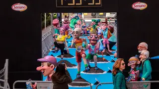 La falla que bate un doble récord: ser la más larga y con homenaje al Maratón de València GRAFCVA2756. VALENCIA, 16/03/2026.- Vista general de la falla de la comisión Manuel de Falla Tamarindos, que ha homenajeado el Maratón Valencia Trinidad Alfonso Zurich y ha pasado a la historia como la más larga del mundo con 42,195 metros de longitud, simulando la misma distancia en kilómetros que el maratón. EFE/Biel Aliño