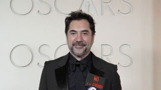 AME4216. LOS &Aacute;NGELES (ESTADOS UNIDOS), 15/03/2026.- El espa&ntilde;ol Javier Bardem posa en la alfombra roja durante la 98&ordm; edici&oacute;n de los premios &Oacute;scar este domingo, en el Teatro Dolby de Los &Aacute;ngeles (Estados Unidos). Bardem dijo que hay que hablar de las &ldquo;cosas que importan&rdquo; y se despacho contra el actual conflicto en Oriente Medio, al que calific&oacute; de una &ldquo;guerra ilegal&rdquo;. EFE/ &Oacute;mar Alonso