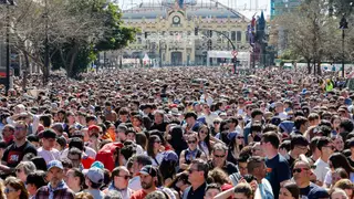 Decimoquinta mascletà de las Fallas 2026 FOTODELDÍA GRAFCVA2792. VALENCIA, 16/03/2026.- Un gran número de personas aguarda a la decimoquinta mascletà de las Fallas 2026 en la plaza del Ayuntamiento de València a cargo de Pirotecnia Tamarit de Alfarrasí (Valencia), que ha disparado 216 kilos de pólvora en casi seis minutos de espectáculo. EFE/Ana Escobar