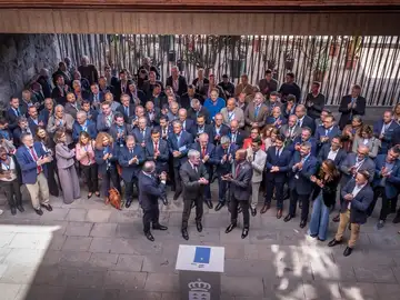 El campo y la pesca canarios, en jaque: Bruselas diseña un presupuesto que ignora la realidad de las islas El presidente de Azores, José Manuel Bolieiro, el de Canarias, fernando Clavijo y el de Guayana, Gabriel Serville, en la firma de una declaración conjunta de las RUP contra el nuevo marco financiero de la UE