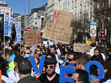 MADRID (ESPA&Ntilde;A), 16/03/2026.- Los m&eacute;dicos comienzan este lunes la segunda semana de huelga por las calles de Madrid con el di&aacute;logo roto entre el Ministerio de Sanidad y los seis sindicatos convocantes, que reclaman un estatuto marco propio que regule las particularidades de la profesi&oacute;n m&eacute;dica, independiente del resto del personal sanitario. EFE/ Fernando Villar 