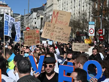 Los médicos vuelven a la huelga esta semana sin horizonte de acuerdo con Sanidad MADRID (ESPAÑA), 16/03/2026.- Los médicos comienzan este lunes la segunda semana de huelga por las calles de Madrid con el diálogo roto entre el Ministerio de Sanidad y los seis sindicatos convocantes, que reclaman un estatuto marco propio que regule las particularidades de la profesión médica, independiente del resto del personal sanitario. EFE/ Fernando Villar