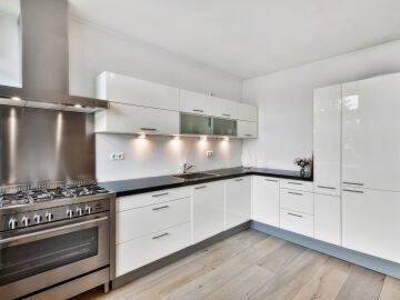 Adi&oacute;s a los peque&ntilde;os electrodom&eacute;sticos sobre la encimera: la tendencia que hace que la cocina est&eacute; m&aacute;s organizada