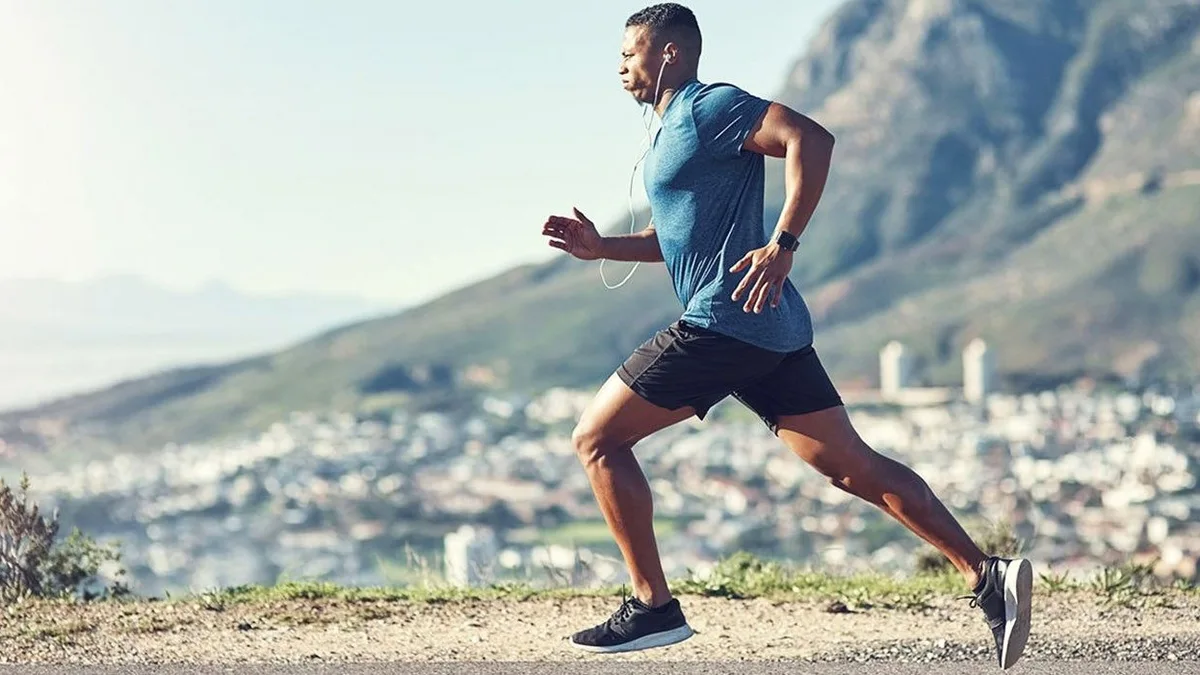 Un hombre corriendo