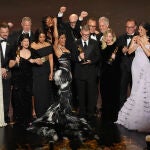 El elenco de &laquo;Una batalla tras otra&raquo; recibe con Paul Thomas Anderson a la cabeza en el escenario del Dolby Theatre de Los &Aacute;ngeles el Oscar a la mejor pel&iacute;cula