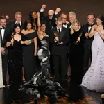 El elenco de «Una batalla tras otra» recibe con Paul Thomas Anderson a la cabeza en el escenario del Dolby Theatre de Los Ángeles el Oscar a la mejor película