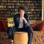 Hugo Riera posa con su primer libro