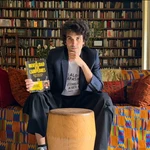 Hugo Riera posa con su primer libro