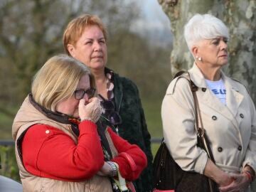Vecinos de la localidad durante un minuto de silencio en repulsa por el asesinato machista producido en Pedre&ntilde;a, a 16 de marzo de 2026, en Marina de Cudeyo, Cantabria (Espa&ntilde;a). La Guardia Civil de Cantabriadetuvo ayer, 15 de marzo, en la localidad c&aacute;ntabra Pedre&ntilde;a, a un hombre de 52 a&ntilde;os como presunto autor del asesinato este s&aacute;bado, 14 de marzo, de su pareja, una mujer de 64. 16 MARZO 2026 Nacho Cubero / Europa Press 16/03/2026