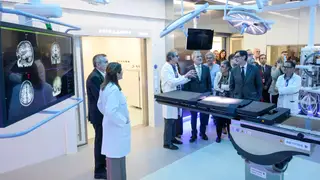 El presidente de la Generalitat, Salvador Illa, durante su visita a las nuevas instalaciones del Hospital del Mar El presidente de la Generalitat, Salvador Illa, durante su visita a las nuevas instalaciones del Hospital del Mar