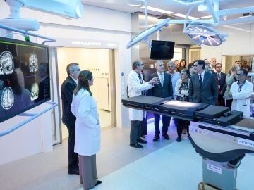 El presidente de la Generalitat, Salvador Illa, durante su visita a las nuevas instalaciones del Hospital del Mar