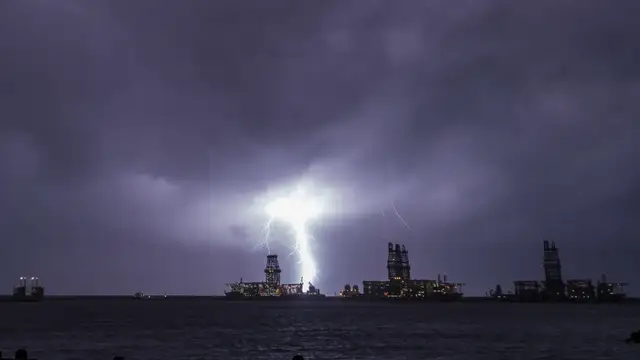 Nieve, viento y tormentas: la borrasca Therese se ceba con Canarias, la más afectada de España Rayos sobre el mar en Las Palmas de Gran Canaria