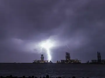 Nieve, viento y tormentas: la borrasca Therese se ceba con Canarias, la más afectada de España Rayos sobre el mar en Las Palmas de Gran Canaria