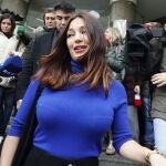 La actriz Elisa Moulia&aacute;, junto a su abogado, Alfredo Arri&eacute;n, a la salida de los Juzgados de Plaza de Castilla, a 10 de febrero de 2026, en Madrid (Espa&ntilde;a).