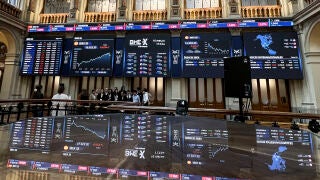 MADRID, 16/03/2026.- La Bolsa espa&ntilde;ola, tras una apertura muy vol&aacute;til, opta por la tendencia negativa al caer el 0,69 %, y perder los 17.000 puntos, en una nueva sesi&oacute;n en la que el precio de la energ&iacute;a sigue subiendo por el conflicto b&eacute;lico en Ir&aacute;n. Casi una hora despu&eacute;s de la apertura, el IBEX 35, el principal selectivo espa&ntilde;ol, se deja el 0,69 %; hasta los 16.948,2 puntos. Las p&eacute;rdidas del a&ntilde;o son del 1,96 %.EFE/Altea Tejido S&aacute;nchez 