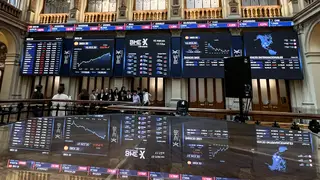La Bolsa española, tras una apertura volátil, cae el 0,69 % y pierde los 17.000 puntos MADRID, 16/03/2026.- La Bolsa española, tras una apertura muy volátil, opta por la tendencia negativa al caer el 0,69 %, y perder los 17.000 puntos, en una nueva sesión en la que el precio de la energía sigue subiendo por el conflicto bélico en Irán. Casi una hora después de la apertura, el IBEX 35, el principal selectivo español, se deja el 0,69 %; hasta los 16.948,2 puntos. Las pérdidas del año son del 1,96 %.EFE/Altea Tejido Sánchez
