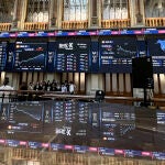 La Bolsa espa&ntilde;ola, tras una apertura vol&aacute;til, cae el 0,69 % y pierde los 17.000 puntos