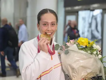 Llegada a Madrid de la delegación española de los Juegos Paralímpicos MADRID, 16/03/2026.- La medallista en los Juegos Paralímpicos Audrey Pascual a la llegada de la delegación española de los Juegos Paralímpicos, este lunes en Madrid. EFE/ Víctor Lerena