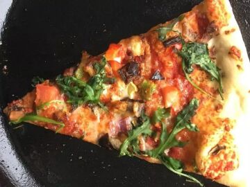 Ni en el microondas ni en el horno: la mejor forma de recalentar pizza, seg&uacute;n cocineros italianos
