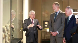 MADRID, 16/03/2026.- El Rey Felipe VI (2i), junto al embajador de M&eacute;xico, Quirino Ordaz Coppel (3i), visita este lunes la exposici&oacute;n 'La mitad del mundo. La mujer en el M&eacute;xico ind&iacute;gena' que se exhibe en el Museo Arqueol&oacute;gico Nacional (MAN), en Madrid. Felipe VI ha asegurado este lunes en Madrid que hubo "mucho abuso" en la conquista de Am&eacute;rica y ha asegurado que cuando se estudian y se conocen algunos hechos con el criterio y los valores de hoy en d&iacute;a, "obviamente no pueden hacernos sentirno...