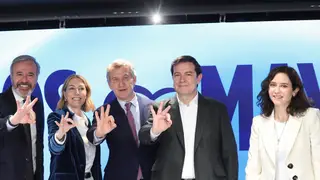 Mañueco en la sede del partido celebrando la victoria de ayer junto a Azón, Guardiola, Feijóo y Ayuso Mañueco en la sede del partido celebrando la victoria de ayer junto a Azón, Guardiola, Feijóo y Ayuso