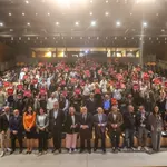 Autoridades, representantes de CaixaBank y cocineros de los restaurantes recomendados