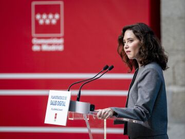 Ayuso ironiza con el "cheque" del Gobierno ante la subida de precios: "No hay m&aacute;s que llegar y decir 'No a la guerra'"