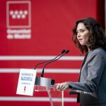 Ayuso ironiza con el "cheque" del Gobierno ante la subida de precios: "No hay m&aacute;s que llegar y decir 'No a la guerra'"