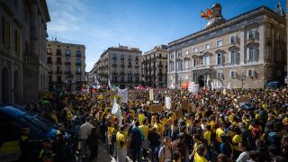 Resumen.- 8.000 docentes se manifiestan en Barcelona para pedir mejoras en la primera jornada de huelga