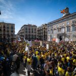 Resumen.- 8.000 docentes se manifiestan en Barcelona para pedir mejoras en la primera jornada de huelga