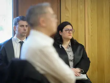 El acusado, durante la celebración del juicio por presunta agresión sexual. El acusado, durante la celebración del juicio por presunta agresión sexual a un meno, a 16 de marzo de 2026, en Luego, Galicia (España). El acusado se sienta en el banquillo de la Audiencia Provincial de Lugo en el inicio del juicio por presunta agresión sexual continuada a una alumna menor de 16 años del CEIP Albeiros, causa en la que la Fiscalía solicita varios años de prisión e inhabilitación para ejercer con menores.16 MARZO 2026Carlos Castro / Europa Press16/03/2026