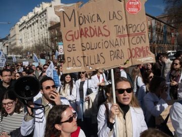 M&eacute;dicos manifestantes durante la concentraci&oacute;n con motivo de la huelga m&eacute;dica y facultativa, a 16 de marzo de 2026, en Madrid (Espa&ntilde;a). La manifestaci&oacute;n se enmarca en la huelga m&eacute;dica y facultativa convocada a nivel estatal contra el nuevo Estatuto Marco, que los m&eacute;dicos consideran insuficiente y reclaman sustituir por un estatuto propio. Exigen reducir la jornada, regular mejor las guardias y mejorar sus condiciones laborales y de jubilaci&oacute;n. 16 MARZO 2026 Fernando S&aacute;nchez / Europa Press ...