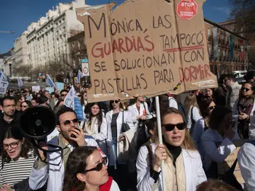 Manifestación por la huelga médica en Madrid Médicos manifestantes durante la concentración con motivo de la huelga médica y facultativa, a 16 de marzo de 2026, en Madrid (España). La manifestación se enmarca en la huelga médica y facultativa convocada a nivel estatal contra el nuevo Estatuto Marco, que los médicos consideran insuficiente y reclaman sustituir por un estatuto propio. Exigen reducir la jornada, regular mejor las guardias y mejorar sus condiciones laborales y de jubilación. 16 MARZO 2026 Fernando Sánchez / Europa Press ...