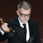 Paul Thomas Anderson recogiendo el Oscar a mejor pel&iacute;cula por "Una batalla tras otra"