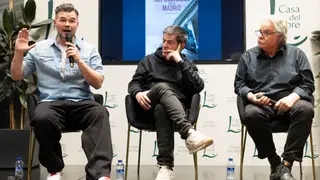 PRESENTACIÓN LIBRO ´UNA CRÓNICA REPUBLICANA DESDE MADRID´ BARCELONA, 16/03/2026.- (i-d) El diputado de ERC en el Congreso, Gabriel Rufián, el periodista Sergi Sol y el exdirigente de Esquerra Republicana, Joan Tardá, durante la presentación del libro "Una crónica republicana desde Madrid", este lunes en Barcelona. EFE/Marta Pérez.