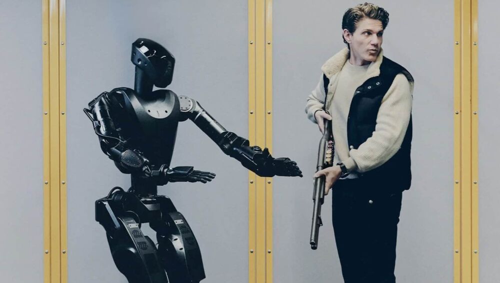 Mike LeBlanc junto a un Phantom MK-1.