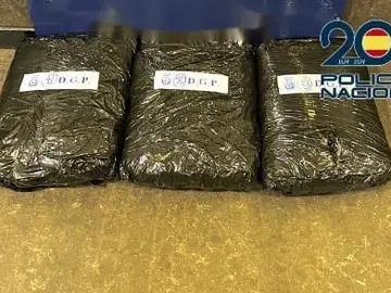 Detenido un hombre en la Estación Sur de Autobuses al transportar en su maleta casi cuatro kilos de marihuana Agentes de la Policía Nacional han detenido a un varón por transportar en su maleta ocultos, casi 4kg de marihuana.REMITIDA / HANDOUT por POLICÍA NACIONALFotografía remitida a medios de comunicación exclusivamente para ilustrar la noticia a la que hace referencia la imagen, y citando la procedencia de la imagen en la firma16/03/2026