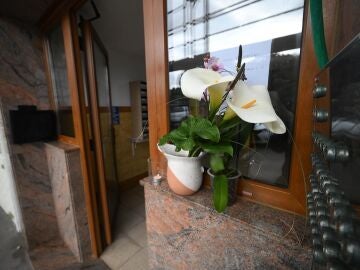 Portal del edificio de Pedre&ntilde;a donde se ha cometido el asesinato machista con unas flores NACHO CUBERO-EUROPA PRESS 16/03/2026
