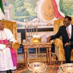El presidente de la Rep&uacute;blica de Guinea Ecuatorial, Obiang Nguema Mbasogo, hoy, con el arzobispo Juan Nsue Edjang Meye