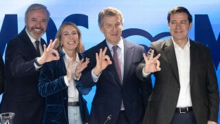 (I-D) El presidente del Partido Popular en Arag&oacute;n, Jorge Azc&oacute;n, la presidenta de Extremadura en Funciones, Mar&iacute;a Guardiola, el presidente del Partido Popular, Alberto N&uacute;&ntilde;ez Feij&oacute;o, y el presidente de la Junta de Castilla y Le&oacute;n, Alfonso Fern&aacute;ndez Ma&ntilde;ueco, durante la reuni&oacute;n de la Junta Directiva Nacional del partido en la sede del PP en la calle G&eacute;nova, a 16 de marzo de 2026, en Madrid (Espa&ntilde;a). Alberto N&uacute;&ntilde;ez Feij&oacute;o re&uacute;ne a la Junta Directiva Nacional del PP en G&eacute;nova para analizar los result...