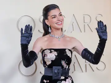 Arrivals - 98th Academy Awards LOS ANGELES (United States), 16/03/2026.- US actor Anne Hathaway arrives on the red carpet ahead of the 98th annual Academy Awards ceremony at the Dolby Theatre in the Hollywood neighborhood of Los Angeles, California, USA, 15 March 2026. The Oscars are presented for outstanding individual or collective efforts in filmmaking in 24 categories. EFE/EPA/RYAN SUN