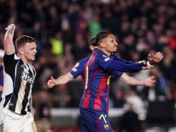Raphinha of FC Barcelona and Kieran Trippier of Newcastle United protest during the UEFA Champions League 2025/26 Round of 16 Second Leg, football match played between FC Barcelona and Newcastle United at Spotify Camp Nou stadium on March 18, 2026 in Barcelona, Spain. AFP7 18/03/2026 ONLY FOR USE IN SPAIN