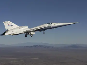 El X-59, fotografiado desde un F-15 durante su primer vuelo X-59