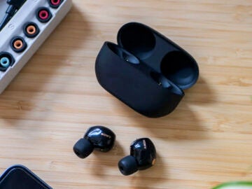 Sony WF-1000XM5 fuera del estuche